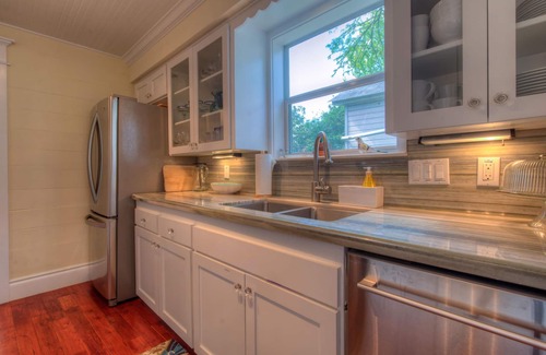 East Cesar Chavez House | Luxe Spa Gem of East Austin! Walk Downtown, Rainey St & E. 6th St.