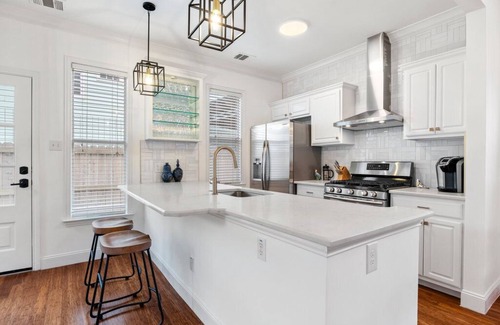 East Cesar Chavez House | Luxe Spa Guesthouse - Walk to Downtown!