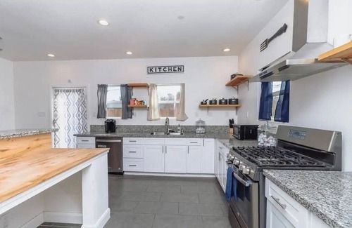 Southeastern Sacramento House | Luxe spacious 3BR in Oak Park Sacramento!