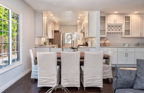 Tarzana House | Luxe Spacious Home in Tarzana