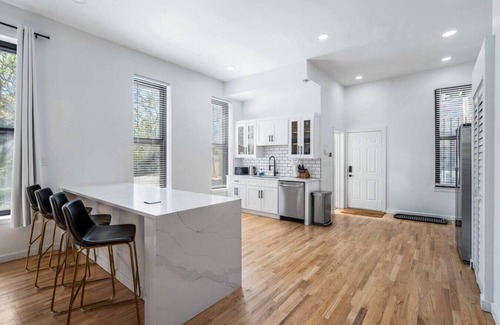 West Town House | Luxe Spacious SFH in Bucktown w/Secure Parking