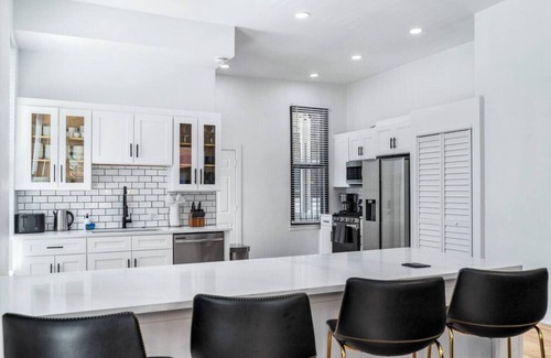 West Town House | Luxe Spacious SFH in Bucktown w/Secure Parking