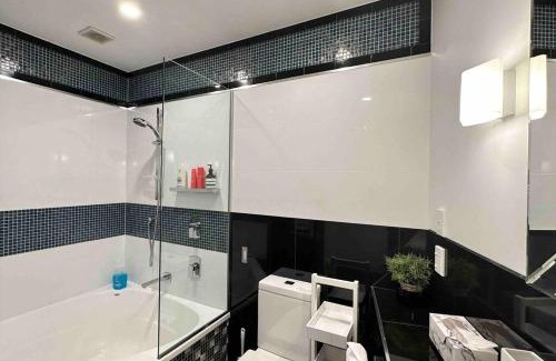 Kelvin Heights Apartment | Luxe Studio with Lake and Mountain Views