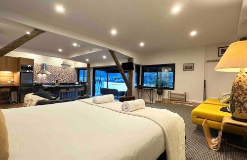 Kelvin Heights Apartment | Luxe Studio with Lake and Mountain Views