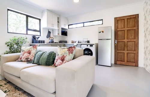 Ekurhuleni Cottage | Luxe Suburban Haven 10 mins away from OR Tambo Airport .Load shedding Friendly