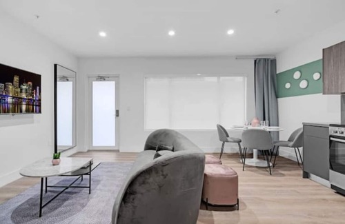 West Avenue Apartment | Luxe Suite Resort & Parking Passes Available