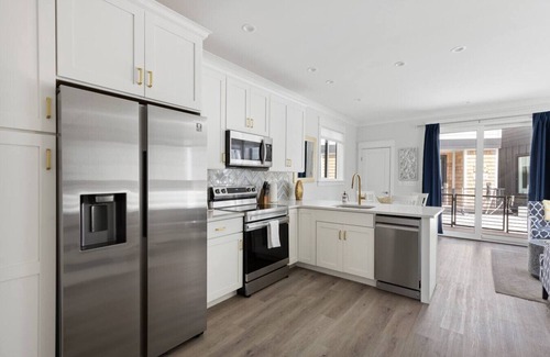 Downtown Wilmington Boat Rental | Luxe @ The Cove Riverwalk Villas