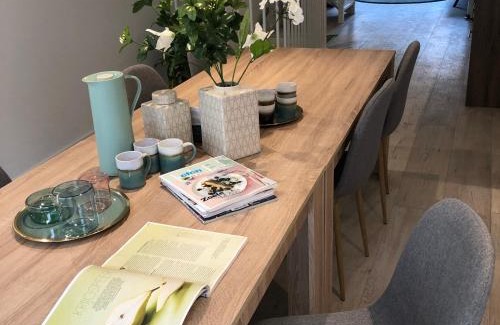 Dordrecht Apartment | LUXE TOPLOCATIE! Monument hartje centrum Dordrecht, 2 badkamers, 2 keukens, tuintje (10 personen)