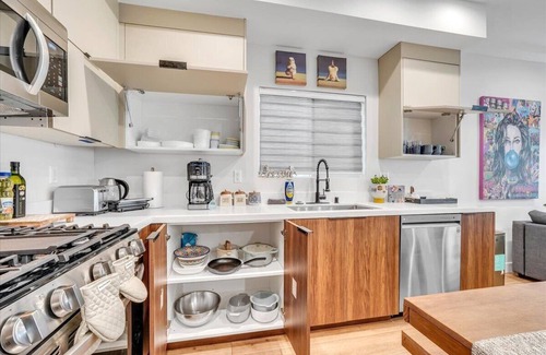 Sherman Oaks House | Luxe Townhome | Newly-Built
