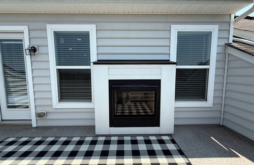 Ashburn House | Luxe Townhouse Retreat Hot Tub Sauna Loft Fireplace Near One loudon