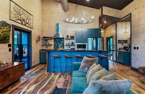 Hidden Lake Cabin | LUXE TREEhouse with amazing view! Perfection! Romantic paradise! Sauna! Slide!