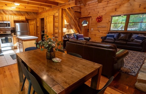 Laurelville Cabin | LUXE TWO | ANTLER'S GROVE *HOCKING HILLS* CLOSE TO EVERYTHING! HOT TUB, FIREPLACE,GAME ROOM,FIRE PIT