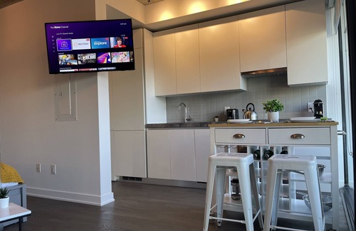 Wellington Place Condo | Luxe Urban Nest @ King & Bathurst with Heated Balconyn