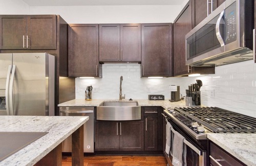 Uptown Apartment | Luxe Vibes Suite | Galleria Getaway