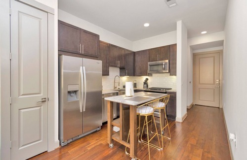 Uptown Apartment | Luxe Vibes Suite | Galleria Getaway