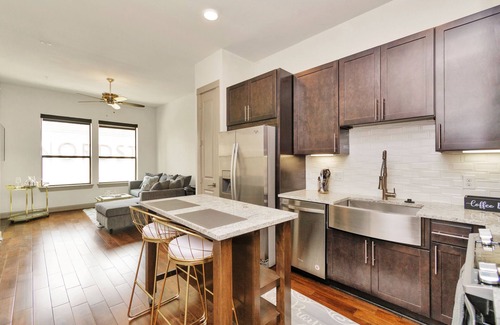 Uptown Apartment | Luxe Vibes Suite | Galleria Getaway