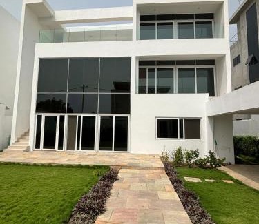 Littoral Department Villa | Luxe villa