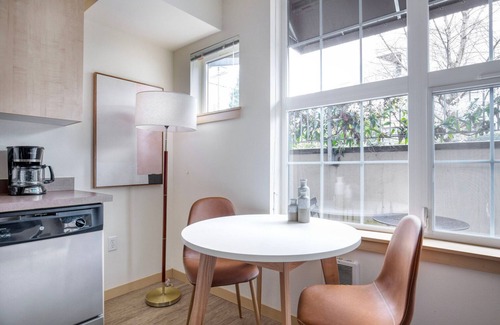 Wallingford Apartment | Luxe Wallingford Studio w/Pets & W/D, nr 99 & I-5, by Blueground