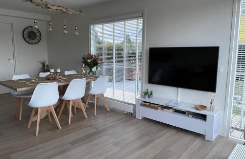 Maasbommel House | Luxe watervilla met eigen aanlegsteiger geschikt voor maximaal 6 personen in recreatiegebied de Gouden Ham in Maasbommel