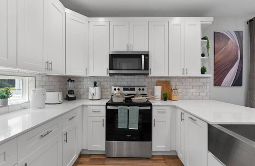 University Hills and Windsor Park House | Luxe Windsor Park Home - Sleeps 12+! 14 Min to DT!