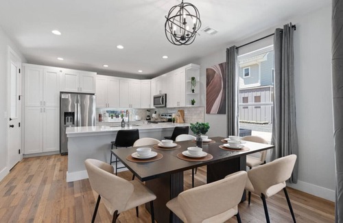 University Hills and Windsor Park House | Luxe Windsor Park Home - Sleeps 12+! 14 Min to DT!