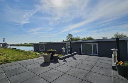 Leeuwarden Boat Rental | Luxe woonboot in de natuur evt met console bootje!