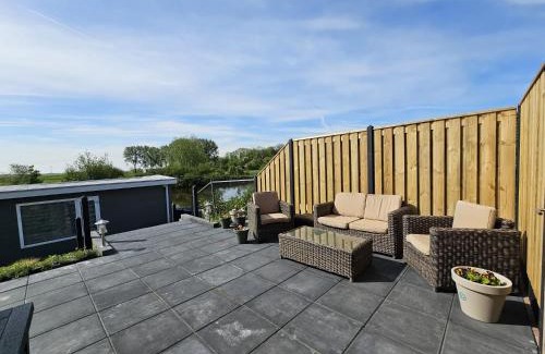 Leeuwarden Boat Rental | Luxe woonboot in de natuur evt met console bootje!