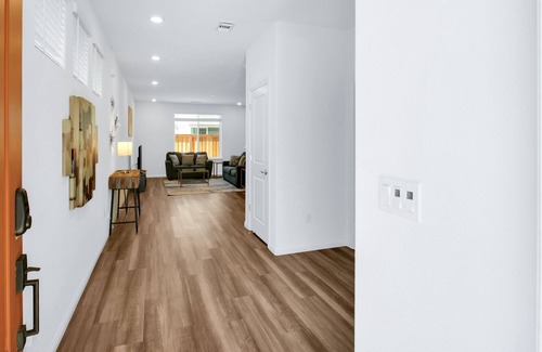 Brentwood House | LuxeAM4: Modern, Sleek 4BR, Brand New & Stylish