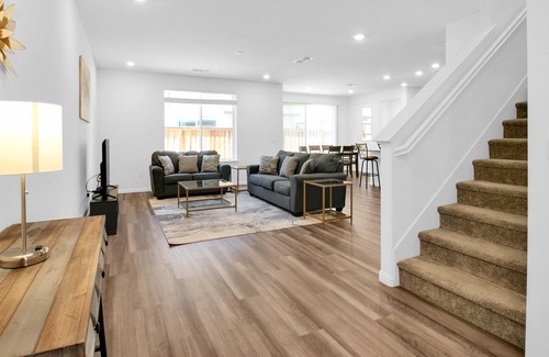 Brentwood House | LuxeAM4: Modern, Sleek 4BR, Brand New & Stylish
