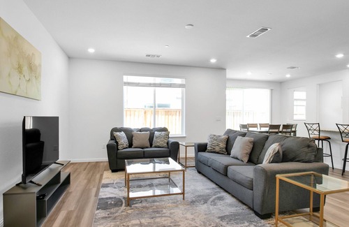 Brentwood House | LuxeAM4: Modern, Sleek 4BR, Brand New & Stylish