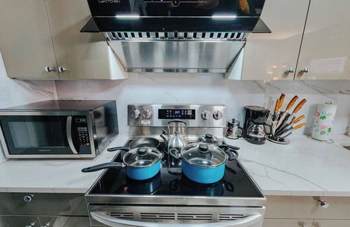 Center City Apartment | Luxi/2 King Beds/65" 4K TV/Rain Shower/W/D