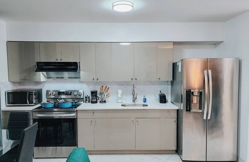 Center City Apartment | Luxi/2 King Beds/65" 4K TV/Rain Shower/W/D