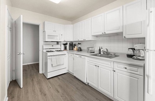 Crystal City Apartment | LuxOasis | 2BD 2BA | Family | DC | Pool&Gym