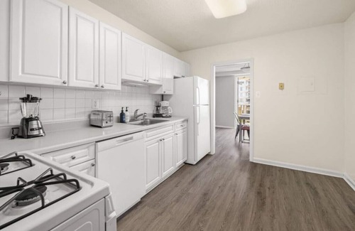 Crystal City Apartment | LuxOasis | 2BD 2BA | Family | DC | Pool&Gym