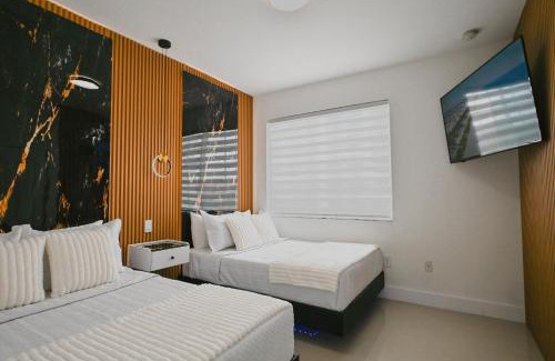 Tamiami House | LuxOasis Getaway Minigolf, Pool, Beach, Chess, Jacuzzi