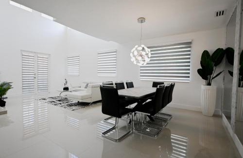 Tamiami House | LuxOasis Getaway Minigolf, Pool, Beach, Chess, Jacuzzi