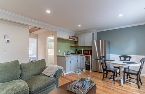 Stamford Apartment | Luxorious 2-Bedroom Near Downtown Stamford with Laundry and Pet Friendly!