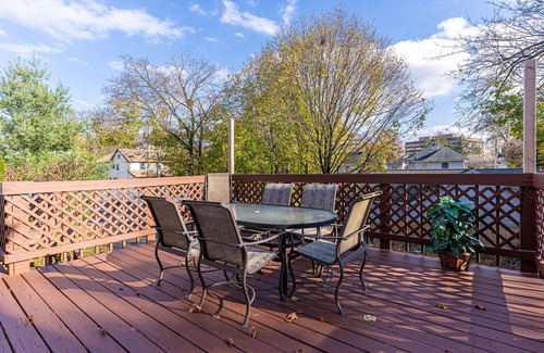 Stamford Apartment | Luxorious 2-Bedroom Near Downtown Stamford with Laundry and Pet Friendly!