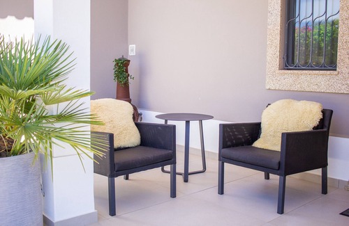 Porto de Mos Villa | Luxorious 3 bedroom villa with ensuite bathrooms overlooking Porto de Mós beach