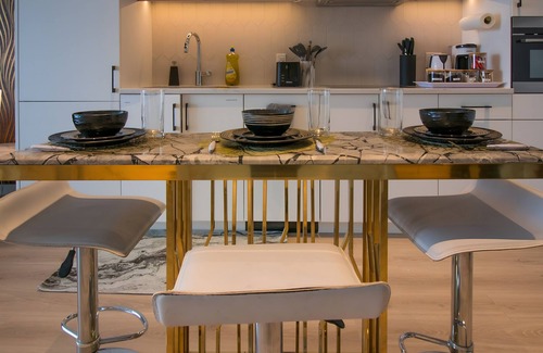 Kitchener Condo | Luxorious High Rise King Suite With Underground Parking