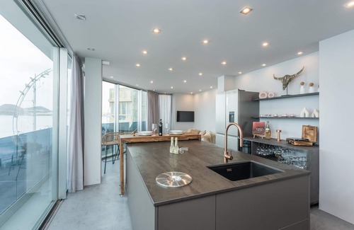 Las Palmas de Gran Canaria Apartment | Luxury Suite Facing Las Canteras Beach