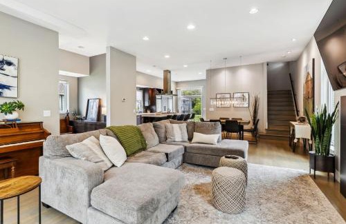 Tremont House | Luxuary Tremont Home - Movie Room, Pet & Baby Friendly