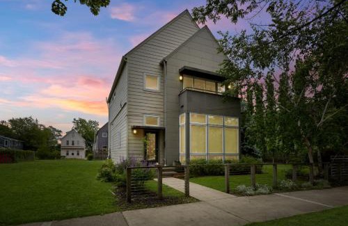 Tremont House | Luxuary Tremont Home - Movie Room, Pet & Baby Friendly