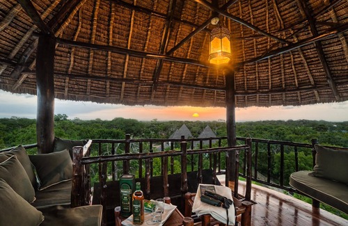 Diani Beach Villa | Luxuary villa at Diani Beach for 8 people, private, staff, pool, garden, gym