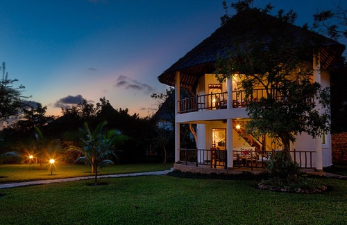 Diani Beach Villa | Luxuary villa at Diani Beach for 8 people, private, staff, pool, garden, gym
