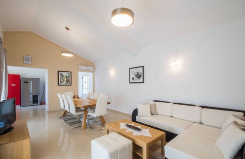 Brgod Villa | Luxuriöse Villa mit Beheiztem Pool, 2km zum Strand