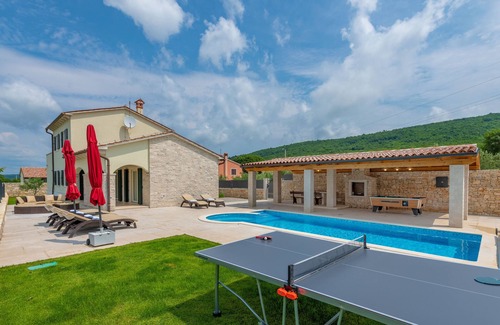 Brgod Villa | Luxuriöse Villa mit Beheiztem Pool, 2km zum Strand