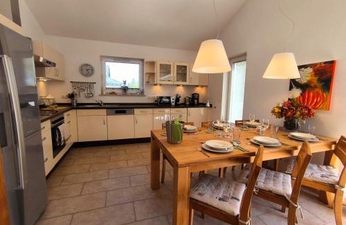 Ferienhausgebiet Hillenseifen House | Luxuriöses, familienfreundliches Ferienhaus ,Amy, mit Whirlpoolwanne, Kamin und Garten