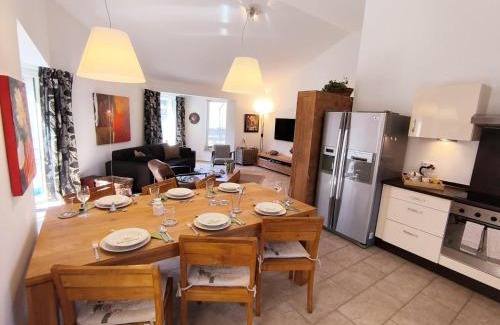 Ferienhausgebiet Hillenseifen House | Luxuriöses, familienfreundliches Ferienhaus ,Amy, mit Whirlpoolwanne, Kamin und Garten