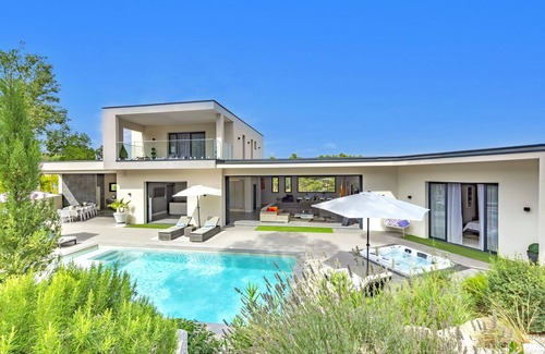 Saint-Clement-de-Riviere Villa | Luxurious villa on a private estate.